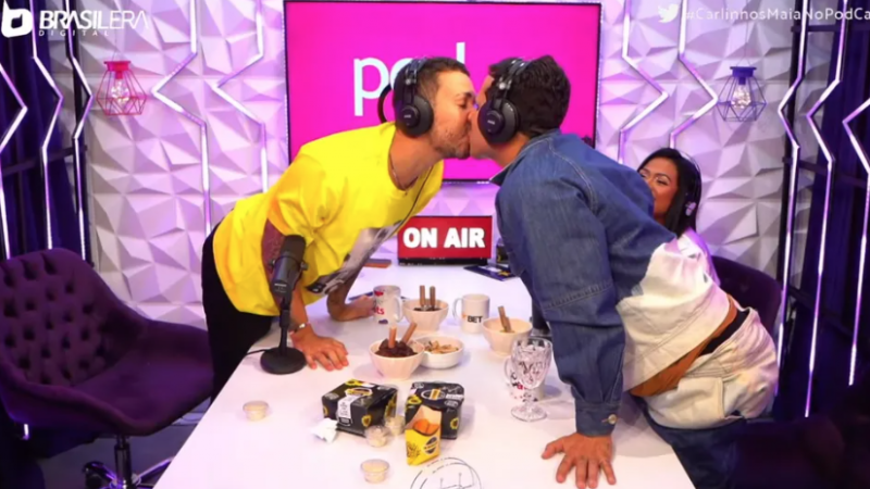 Carlinhos Maia e ex-marido trocam declarações de amor e se beijam durante episódio de podcast