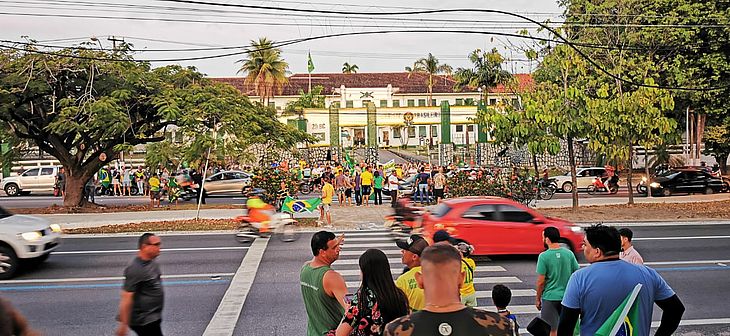 Apoiadores de Bolsonaro mantêm protesto na Av. Fernandes Lima, Maceió, e provocam congestionamento