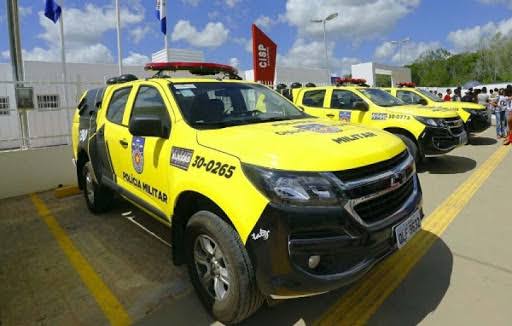 A polícia atende ocorrência de tombamento sem feridos