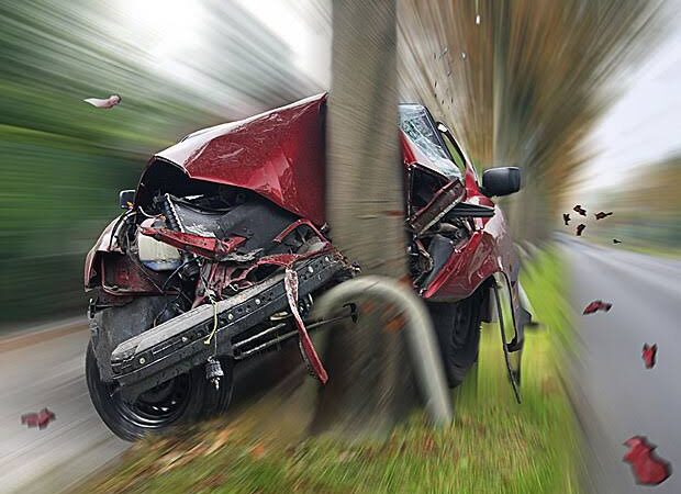 Colisão Frontal entre Motocicleta e Ford Ka Prateado em São Cristóvão
