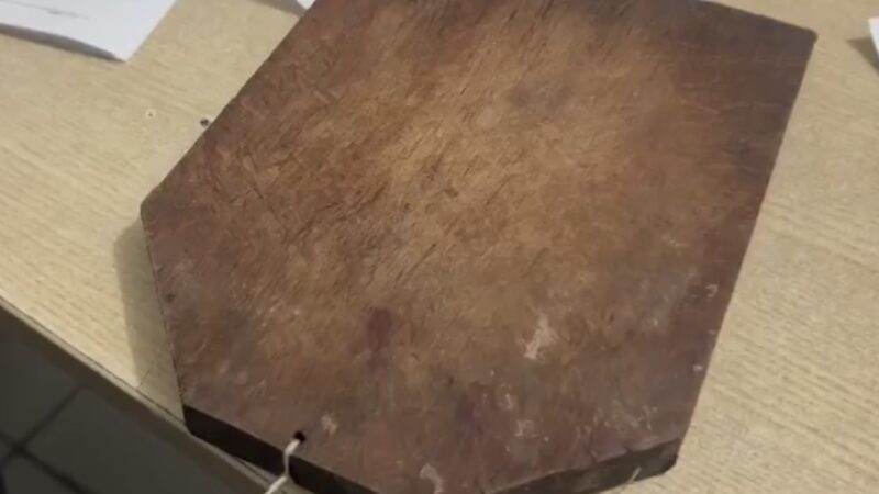 Mulher vai até a casa do ex-marido, o agride com tábua de carne e é presa em Maceió