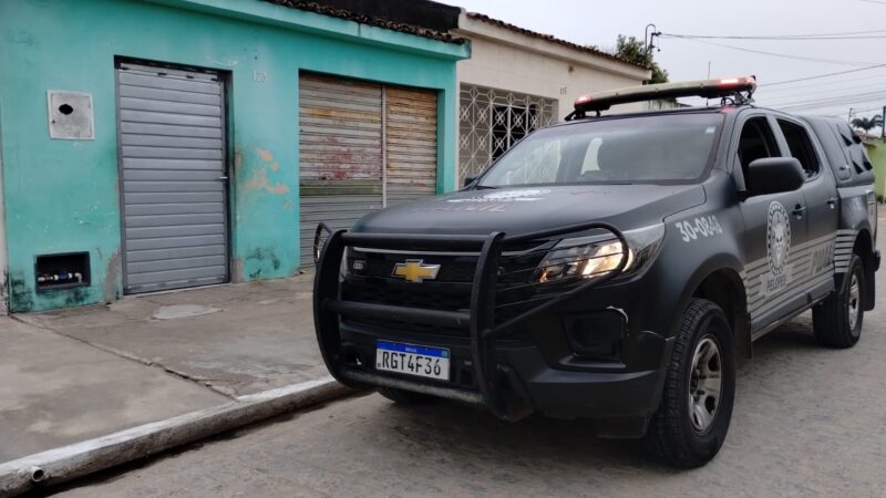 Homem é morto a tiros enquanto dormia com a esposa