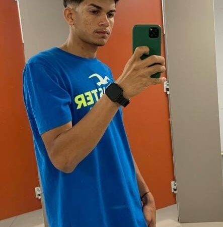 Motociclista é arremessado e morre após colisão com van