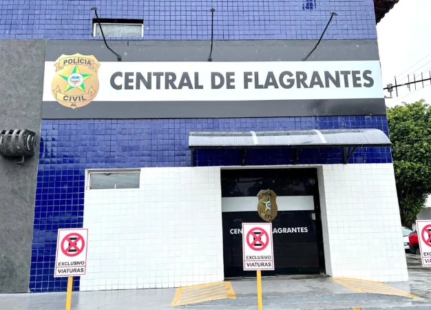 Homem agride esposa e filho e ameaça colocar fogo na casa em Maceió