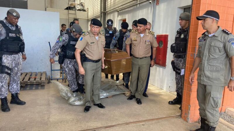 Comandante-geral recepciona em AL corpo de PM assassinado