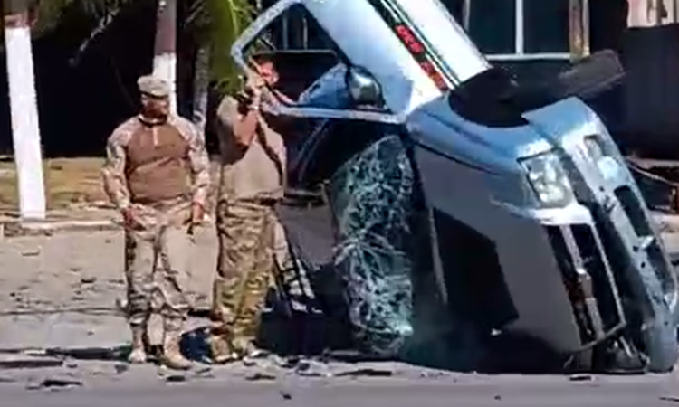 Veículo capota e deixa ferido preso às ferragens em acidente