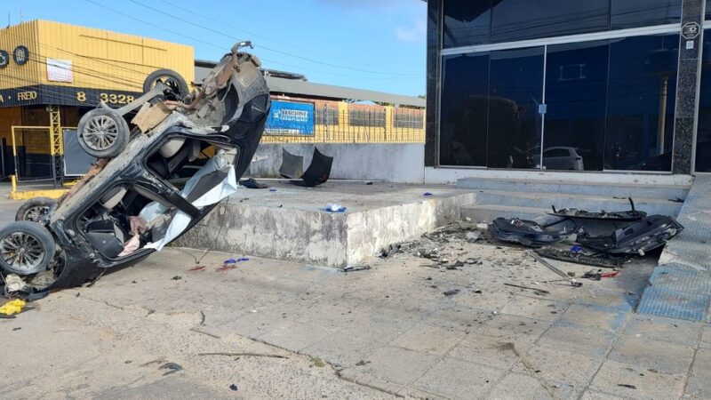 Veículo capota quatro vezes na cidade de Maceió; 4 pessoas feridas