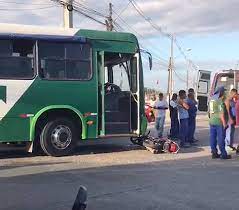 Acidente entre ônibus e moto deixa feridos na Cidade Universitária em Maceió