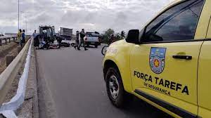 Motociclista colide em caçamba na AL-102, em Arapiraca, e sofre acidente