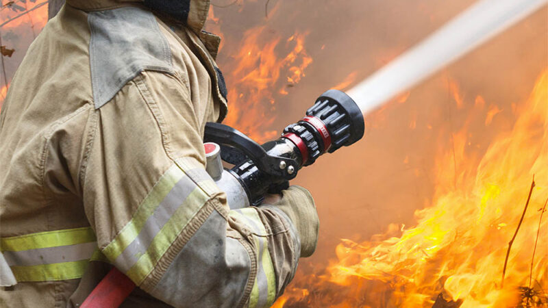 Mulher incendeia apartamento no Antares, Maceió, após disputa por dívida da esposa de inquilino