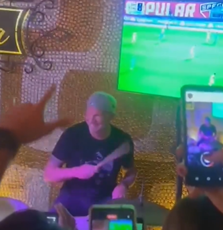 Baterista do Red Hot Chilli Peppers toca Legião Urbana em bar no Rio de Janeiro