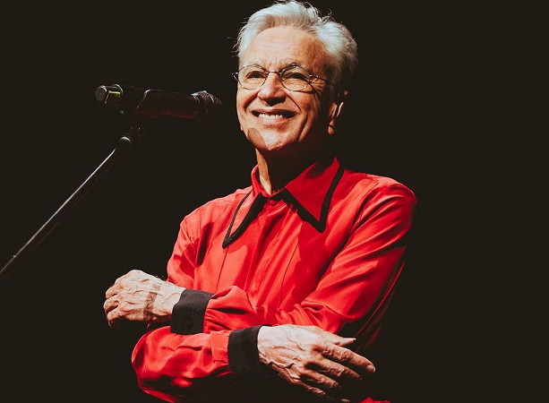 Caetano Veloso anuncia “férias radicais” e pediu apoio dos fãs para descanso necessário