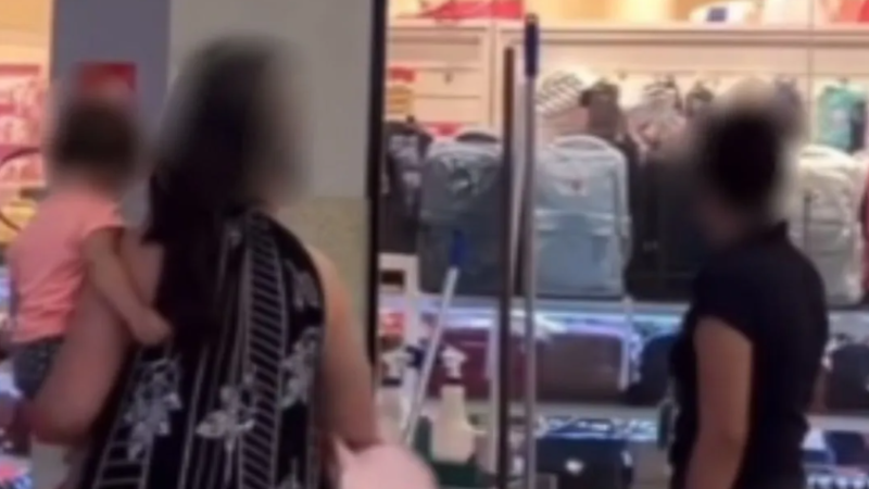 Funcionária de shopping em Ipatinga sofre insultos de cliente: Caso de discriminação choca a internet