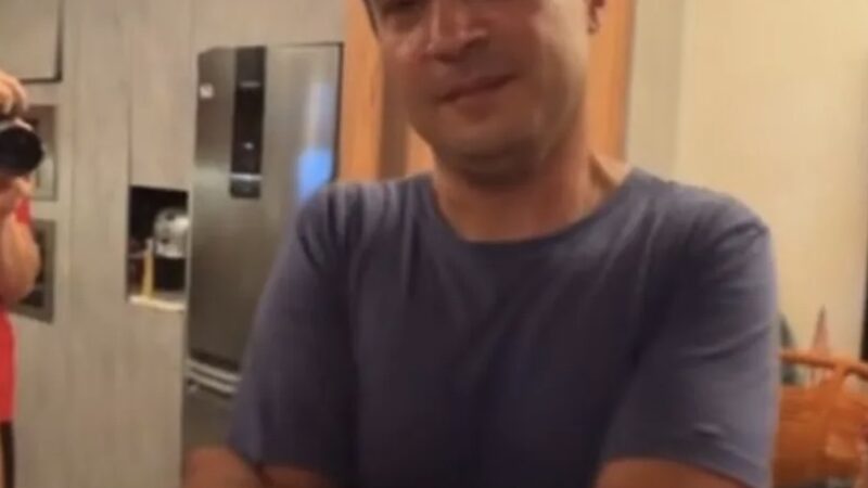 Carlinhos Maia presenteia radialista Rafael Barbosa com carro 0 km