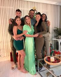 Carla Perez e Xanddy celebram Natal com amor e humor ao lado dos filhos e noras