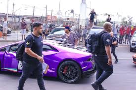 MC Ryan causa alvoroço em Santos ao chegar com Lamborghini roxa para o cruzeiro de Neymar”