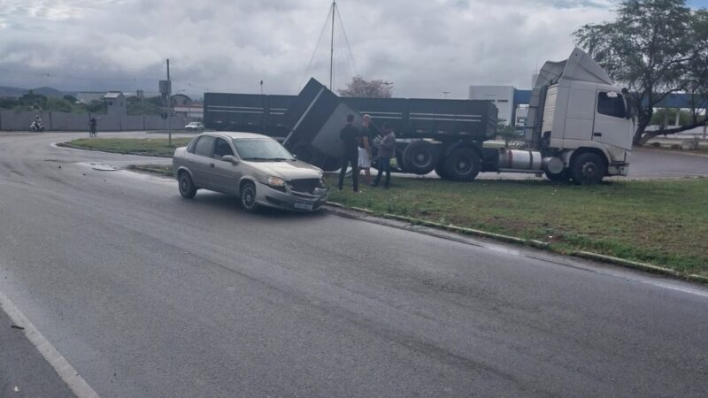 Colisão na BR-316: Carreta derruba placa de sinalização após acidente, sem feridos