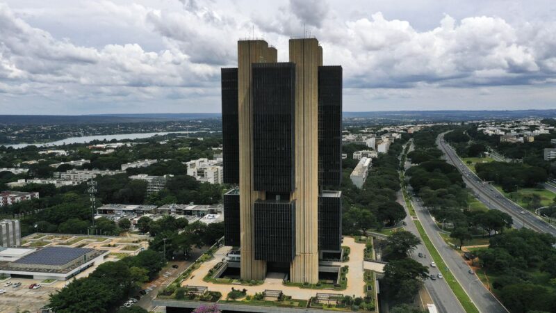 Banco Central revisa projeções e prevê crescimento econômico de 3% para o Brasil em 2023