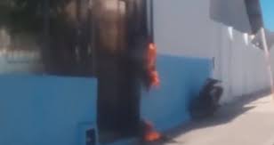 Carro invade residência, derruba parede e causa politraumatismo em mulher