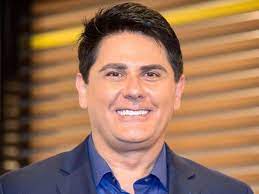 Cesar filho anuncia sua saída da Record TV e se despede com emoção na confraternização do programa Hoje em Dia