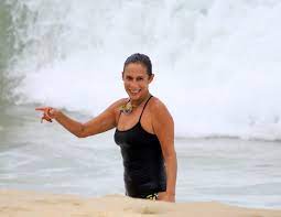 Andréa Beltrão aproveita dia ensolarado na Praia de Copacabana, no Rio de Janeiro