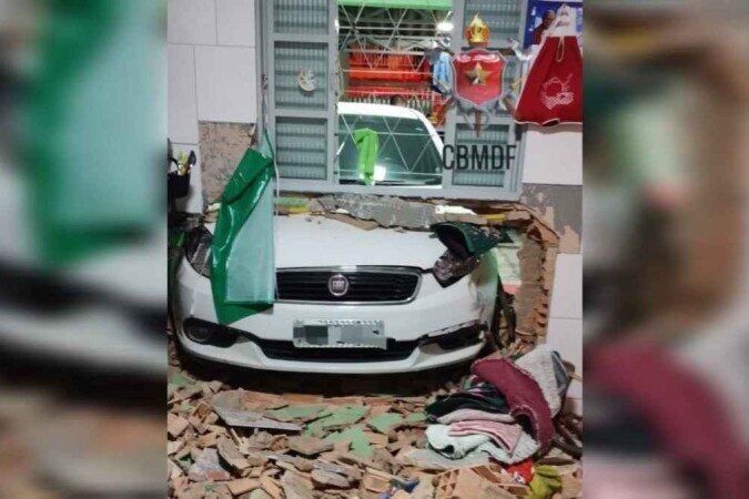 Carro invade casa no Recanto das Emas após ser atingido por outro veículo