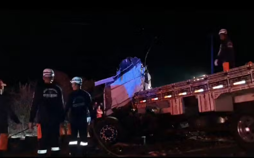 Colisão entre caminhão e ônibus deixa 25 mortos e 5 feridos