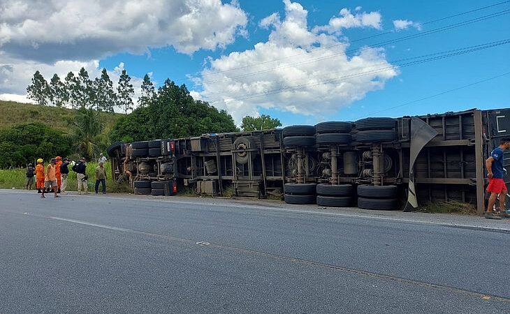 Carreta tomba e deixa uma pessoa ferida em acidente na BR-101, em Joaquim Gomes