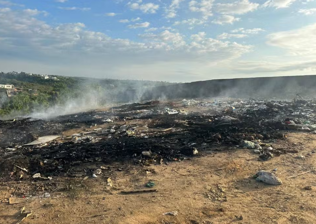 Incêndio em lixão desencadeia onda de fumaça em Maceió: Bombeiros controlam as chamas