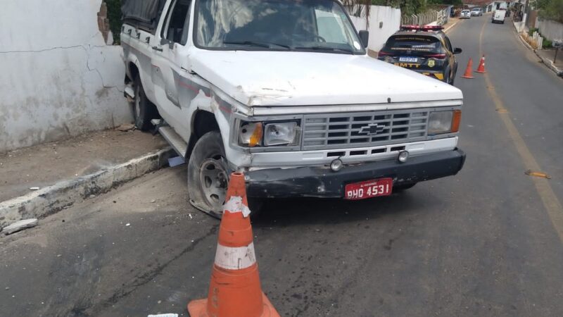 Polícia vai periciar caminhonete que atropelou dois homens em Palmeira