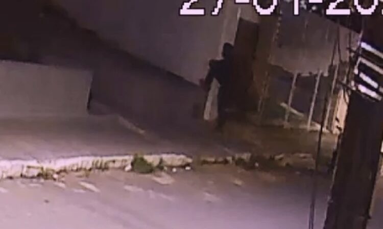 Câmera flagra momento em que morador de rua é morto em Arapiraca