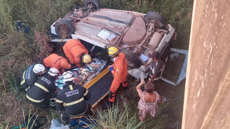 Mulher fica ferida após carro capotar em ribanceira na AL-101
