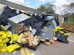 Caos na BR-423: Caminhão do Mercado Livre tomba e é alvo de saque, mas ação é contida pela polícia