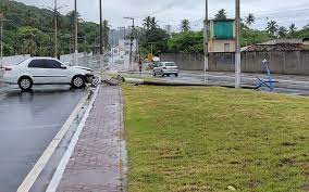Caos na AL-101: Motorista perde controle, colide e derruba poste; trânsito segue sem interrupções
