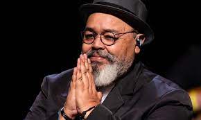 Jorge Aragão sofre furto de equipamentos em aeroporto e enfrenta complicações em voos