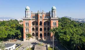 Fiocruz abre concurso com 300 vagas e salários iniciais de até R$ 13,6 mil