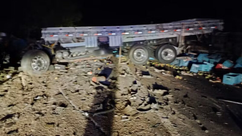 Batida entre caminhão e ônibus deixa 24 mortos e 6 feridos na Bahia
