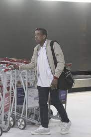 Jorge Ben Jor surpreende ao abandonar óculos escuros em rara aparição pública