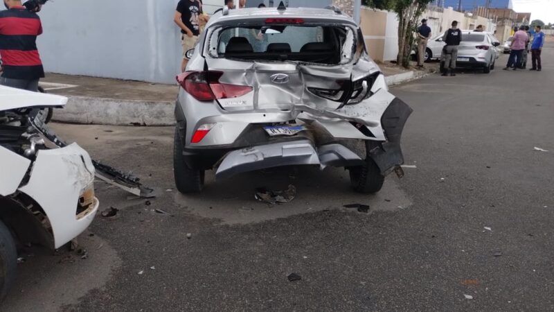 Atentado: em troca de tiros, motorista é baleado e provoca acidente