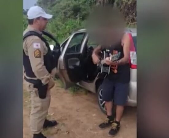 ‘Seu guarda, eu não sou vagabundo’: Motorista embriagado canta para policial antes de ser preso em MG