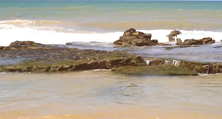 Maré Vermelha causa alarme: Quase 200 banhistas buscam atendimento médico em menos de 24 horas na Barra de Santo Antônio