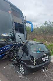 Tragédia na BR-423: Homem de 40 anos perde a vida em colisão fatal entre ônibus e carro em Delmiro Gouveia