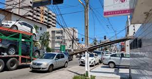 Caminhão-Cegonha derruba poste e interdita Rua na Jatiúca