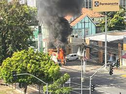 Ambulância do Samu explode e incendeia na Avenida Fernandes Lima em Maceió