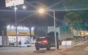 Motorista em alta velocidade é flagrado na contra mão da Avenida Fernandes Lima, em Maceió