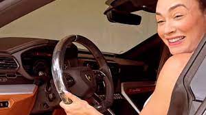 Juju Salimeni realiza sonho ao comprar lamborghini de R$ 4 milhões e comemora