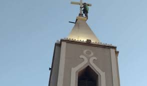 Desespero no Alto: Homem escala igreja em Arapiraca e se agarra à cruz