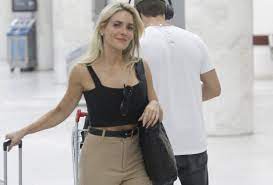 Monique Alfradique deslumbra com bolsa de R$ 26 mil em aeroporto no Rio de Janeiro