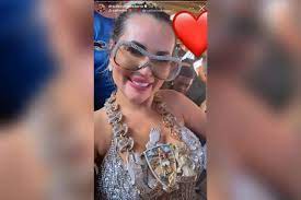 Polícia investiga ligação de Deolane Bezerra com chefe do tráfico após publicação de foto com cordão de ouro