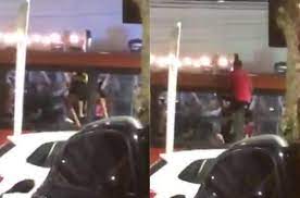 Cenas Inusitadas: Passageiros invadem ônibus lotado pela janela após blocos na orla de Maceió